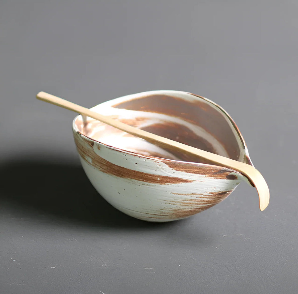 Bol à matcha vu de dessus avec sa cuillère