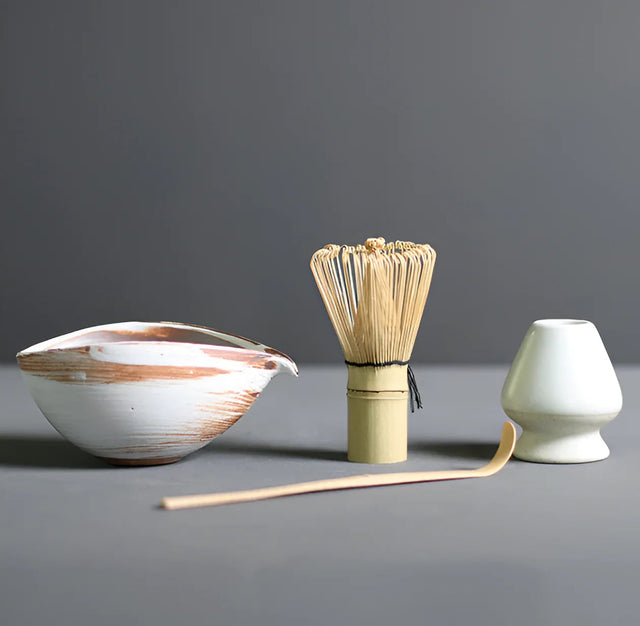Bol à matcha blanc, fouet chasen en bambou et porte-fouet du kit d'initiation, prêts pour le bol du matin