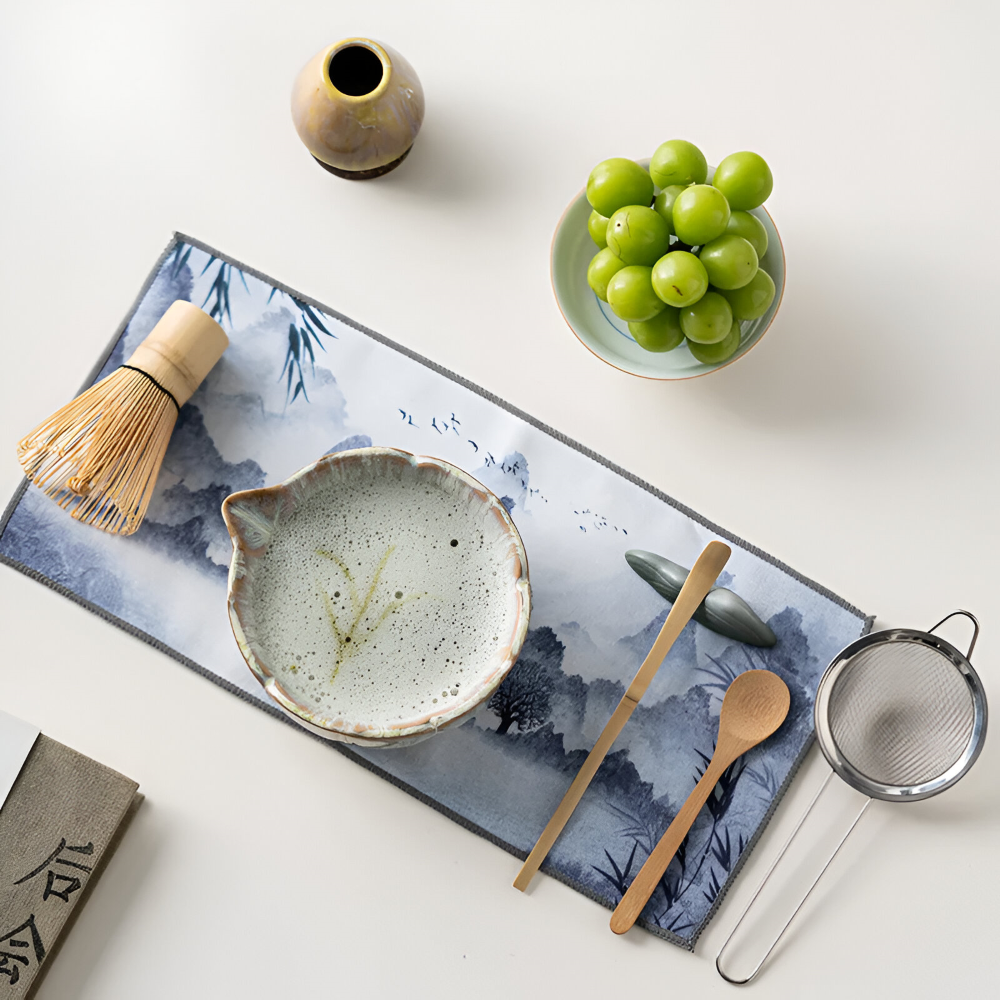 Bol, fouet, tamis et accessoires du kit matcha disposés sur un plateau