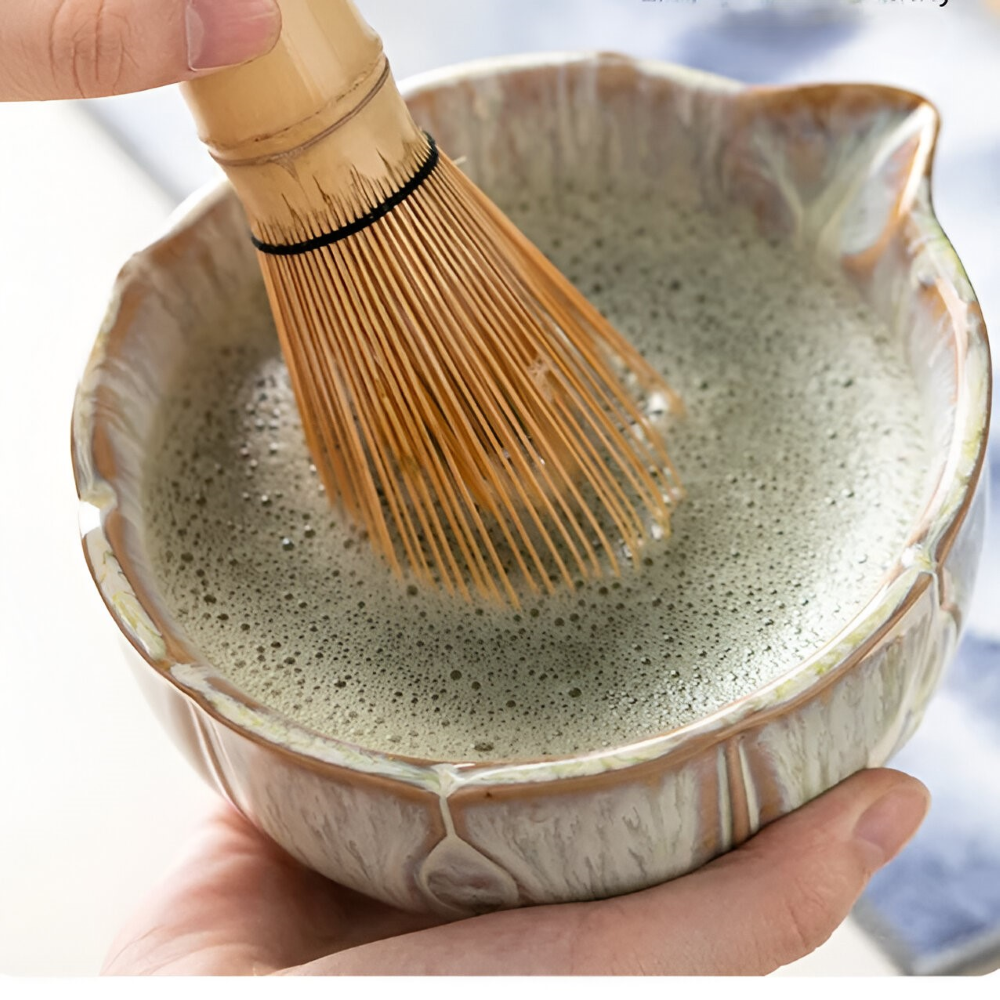 Fouet chasen en bambou dans le bol à matcha de 550 ml