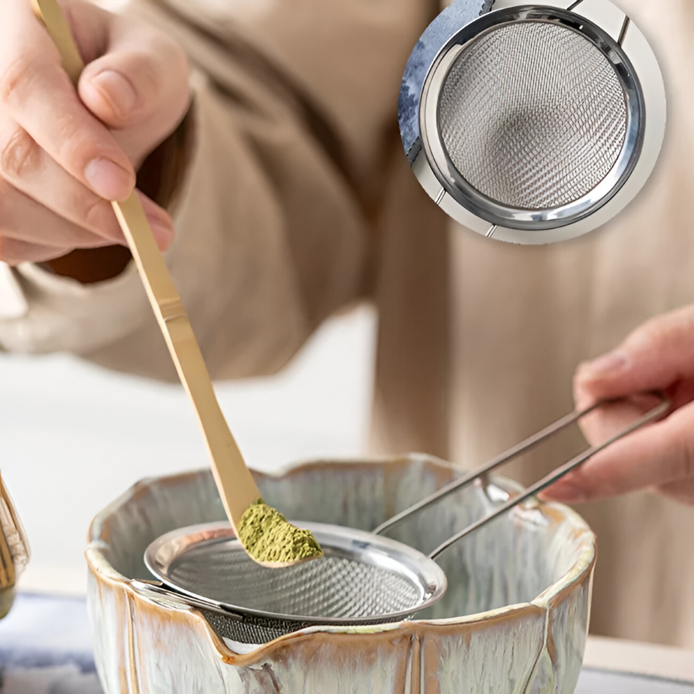 Tamisage du matcha avec le tamis à manche du kit 8 pièces, au-dessus du bol : photo du fournisseur