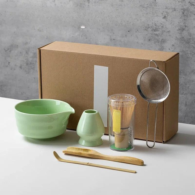Coffret matcha 6 pièces coloris vert clair dans sa boîte cadeau : bol, fouet chasen, support et tamis