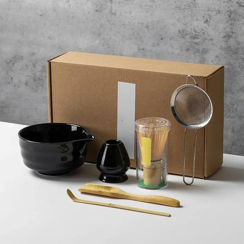 Coffret matcha 6 pièces coloris noir dans sa boîte cadeau : bol, fouet chasen, support et tamis