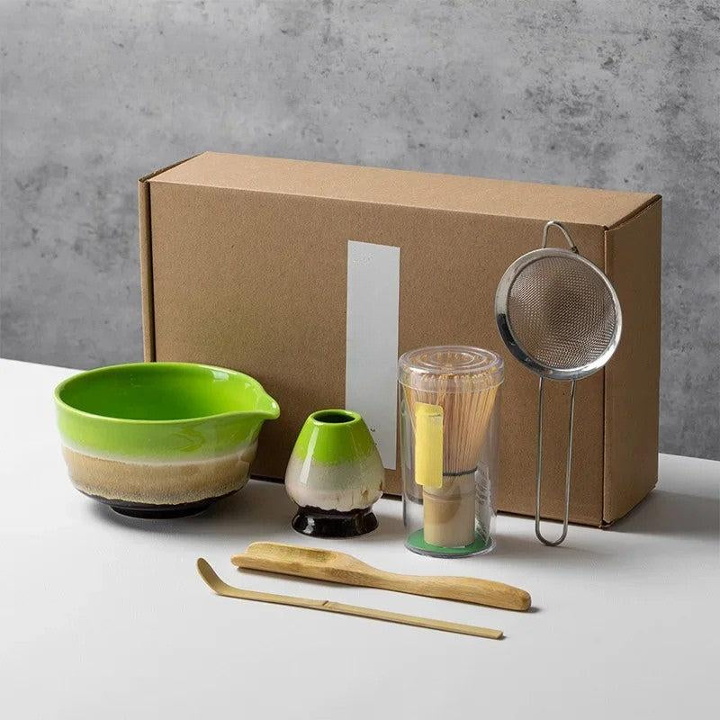 Coffret matcha 6 pièces coloris vert dans sa boîte cadeau : bol chawan, fouet chasen, support et tamis