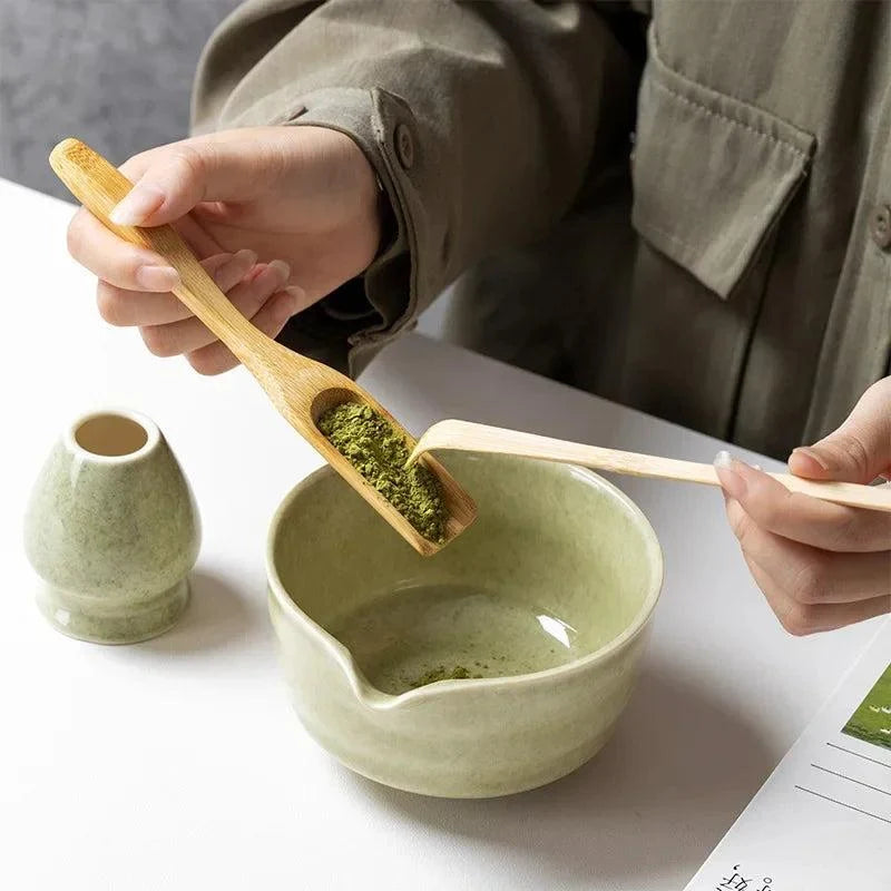 Cuillère de dosage chashaku en bambou du coffret matcha, une mesure pour 1 g environ