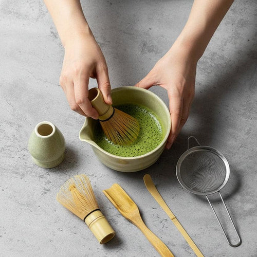 Préparation du matcha avec le coffret 6 pièces : fouettage en W dans le bol, tamis et cuillère posés à côté