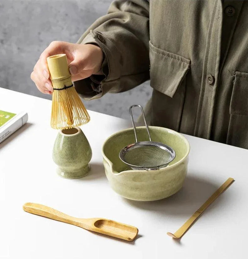 Fouet chasen en bambou au-dessus du bol à matcha du coffret