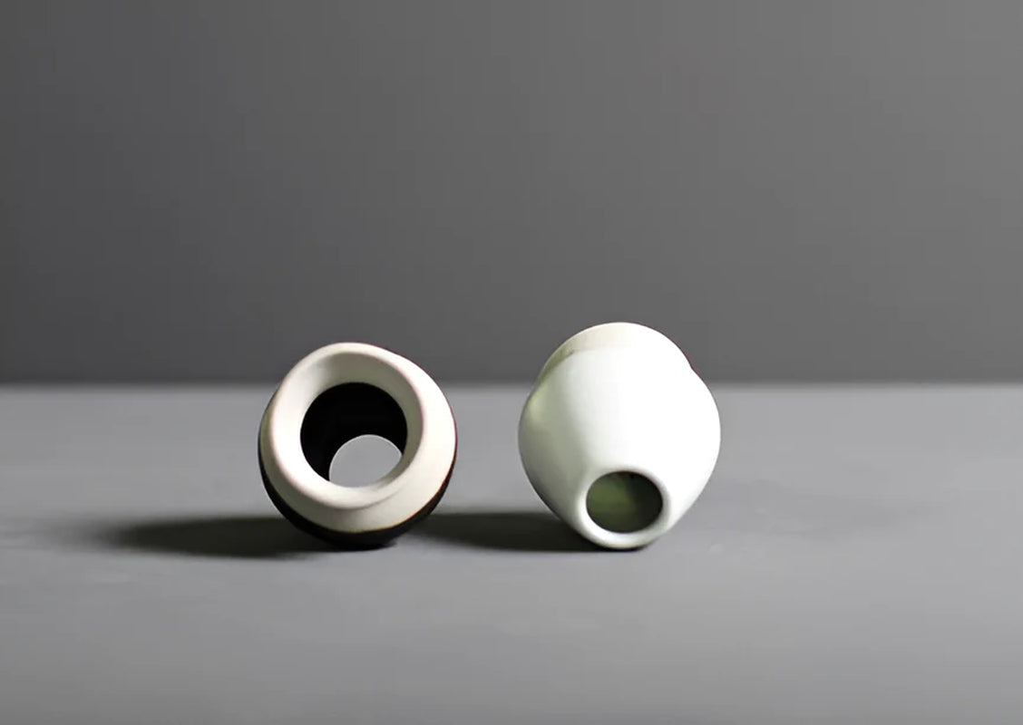Support à fouet kusenaoshi en céramique du kit Chashiro, noir et blanc, 6 × 7 cm