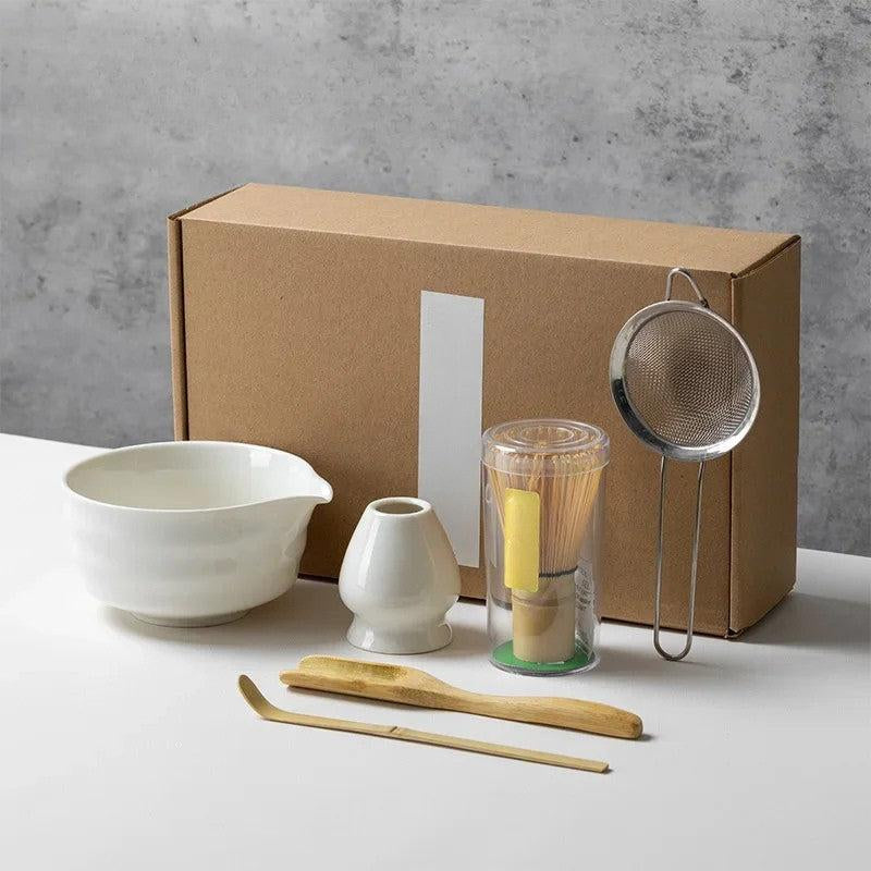 Coffret matcha 6 pièces coloris blanc dans sa boîte cadeau : bol, fouet chasen, support, tamis et cuillère