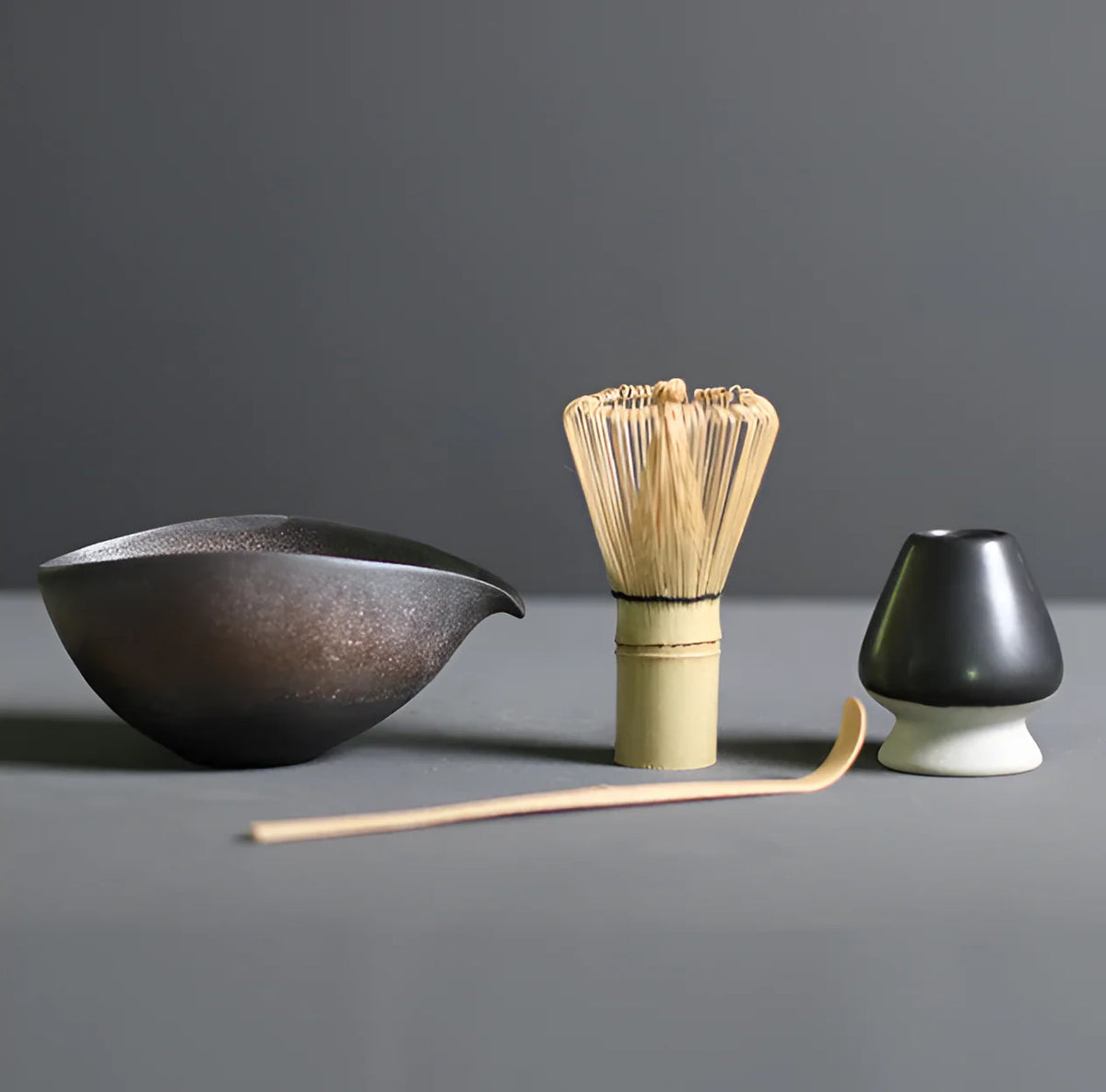 Kit matcha Chashiro 4 pièces coloris brun et noir : bol chawan 14 cm et fouet chasen en bambou