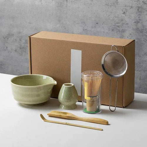 Coffret matcha 6 pièces coloris vert matcha dans sa boîte cadeau : bol, fouet chasen, support, tamis et cuillère